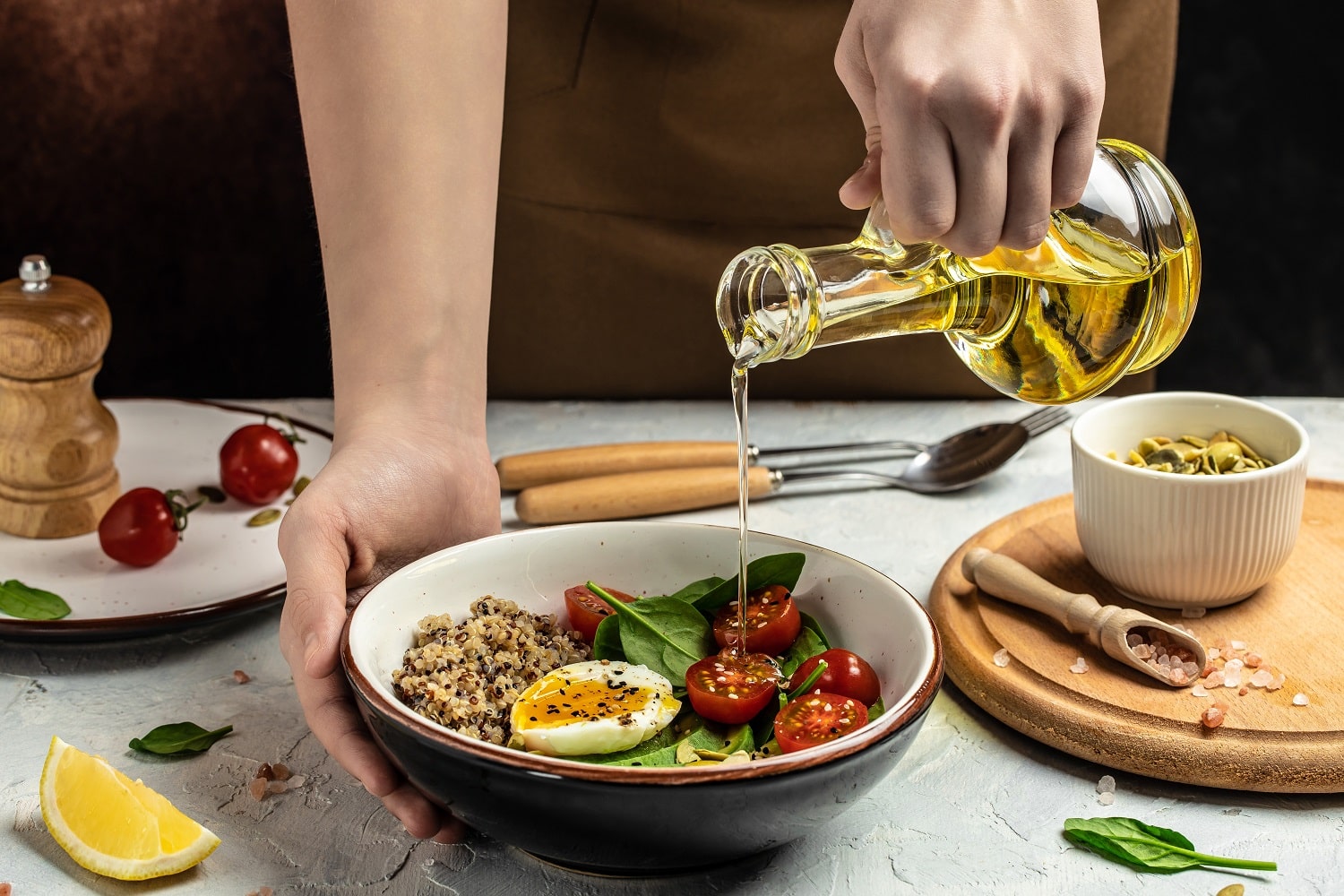 Dầu ô liu đóng vai trò quan trọng trong việc chế biến các món ăn. Nguồn: Figaro Olive Oil