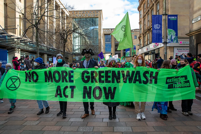 Một cuộc tuần hành của các nhóm hoạt động chống "tẩy xanh" trong thời gian diễn ra Hội nghị Biến đổi khí hậu của Liên Hợp Quốc COP26. Ảnh: Getty