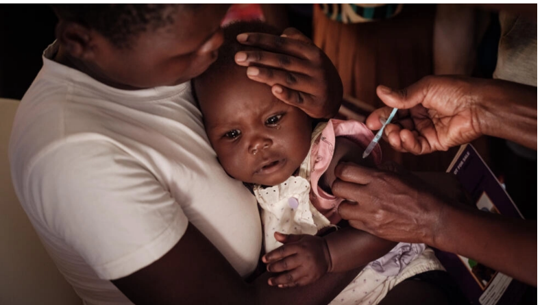 Một đứa trẻ ở Kenya được tiêm vaccine phòng sốt rét. (Ảnh: AFP)