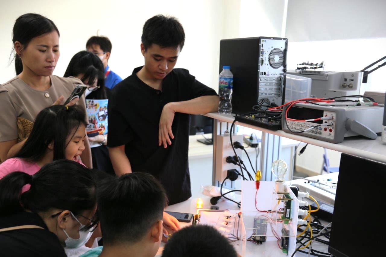 Tại phòng thực hành Điện tử tương tự (Tầng 10-Nhà D8, Đại học Bách Khoa Hà Nội), học sinh được giới thiệu về mô hình nhà thông minh.