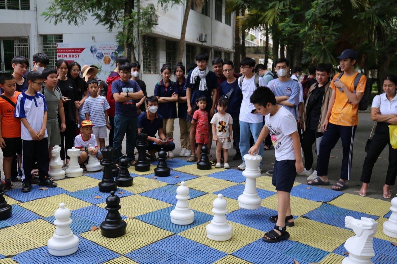 Hai đội thi đấu cờ vua vận động. 