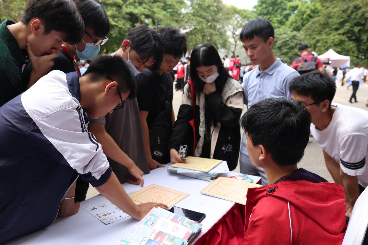 Gian hàng của Viện toán ứng dụng và tin học (ĐH Bách Khoa Hà Nội) thu hút đông đảo sinh viên tham gia các trò mini game ghép hình tư duy. 
