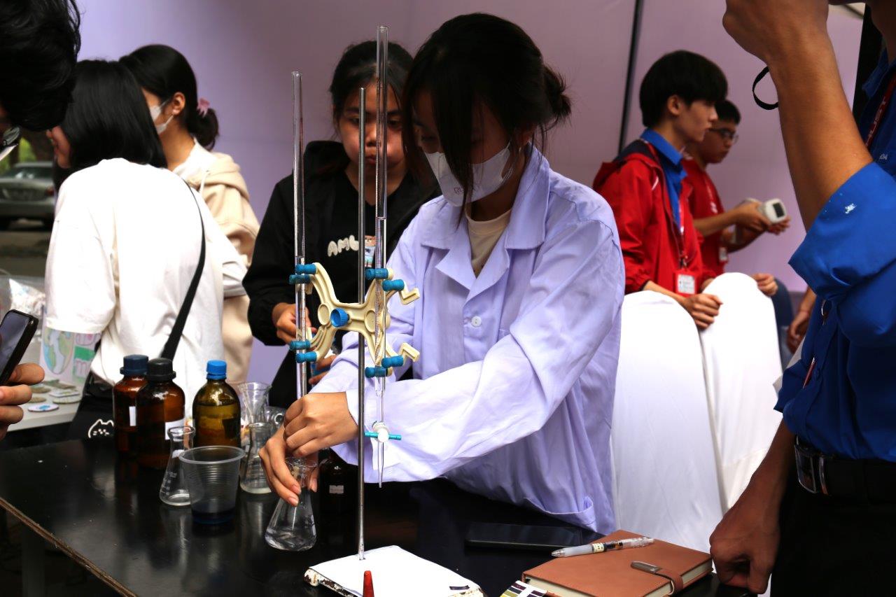Các sinh viên của Trường hóa và khoa học sự sống thực hiện thí nghiệm chuẩn độ axit bằng bazơ. Đây là một trong những thí nghiệm đơn giản thường thấy trong phòng thí nghiệm để đo nồng độ của những hóa chất đã biết. 