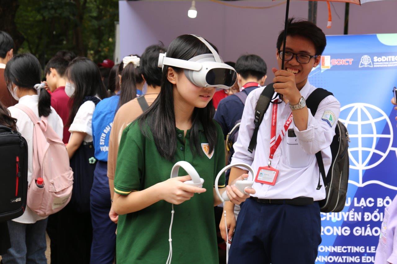 Học sinh có thể đi lại khi đeo kính VR