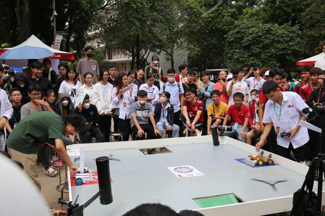 Sinh viên từ nhiều trường đại học mang theo robot mình chế tạo để tham gia Cuộc thi đấu Robot HUST. 