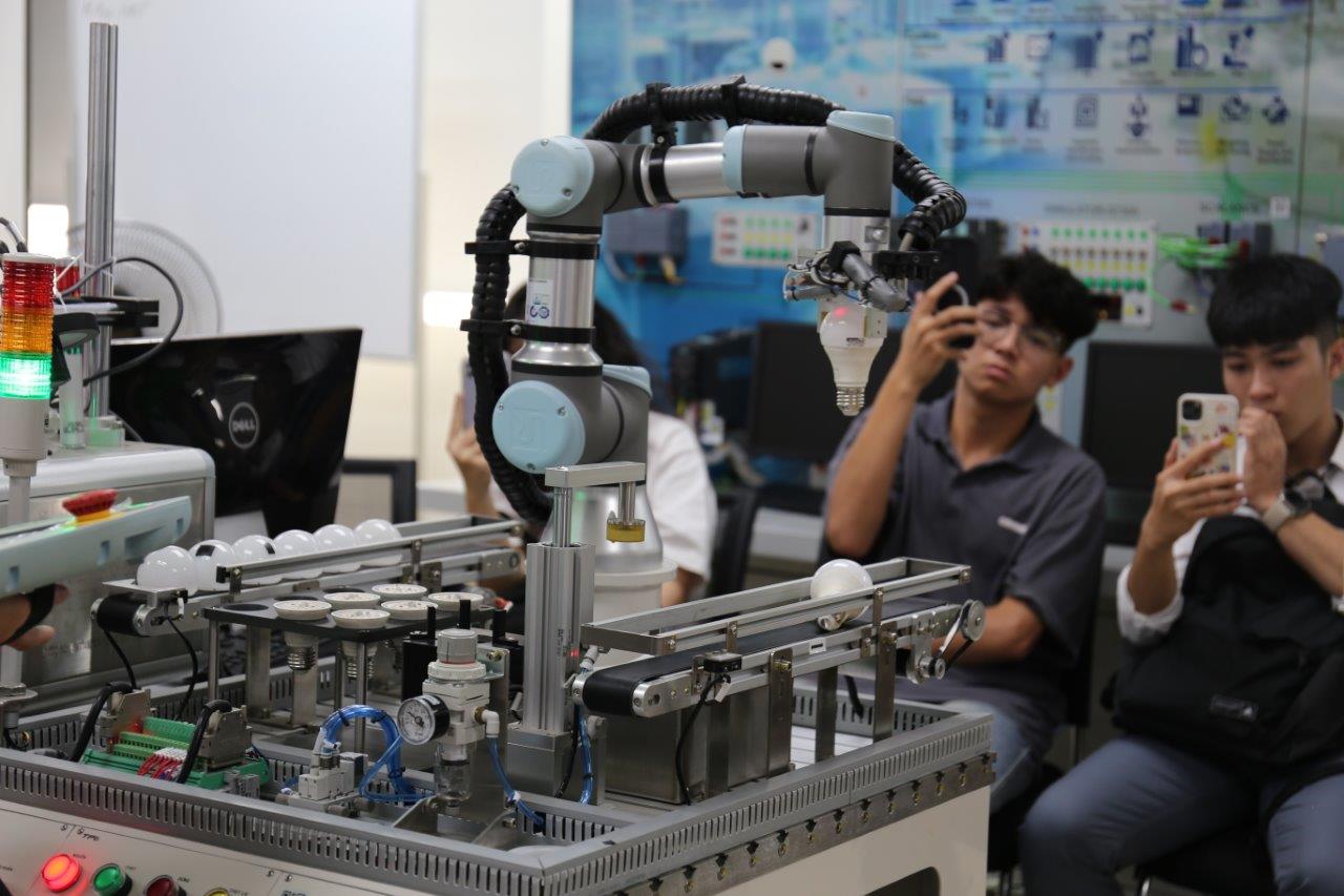 Học sinh được trải nghiệm điều khiển cánh tay robot và lập trình chương trình hoạt động ngắn cho cánh tay robot.