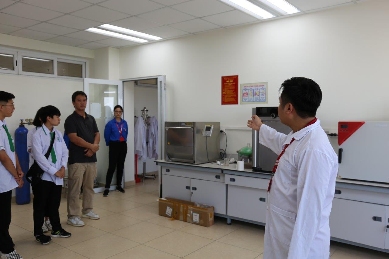 Học sinh được tham quan khu tổng hợp vật liệu, khu đánh giá tính chất của phản ứng, và khu kiểm thử tính chất hóa lý của vật liệu với những máy móc, thiết bị hiện đại nhất thế giới tại Tại “Trung tâm kỹ thuật Việt Đức” (Tầng 11-Nhà D8, Đại học Bách khoa Hà Nội).