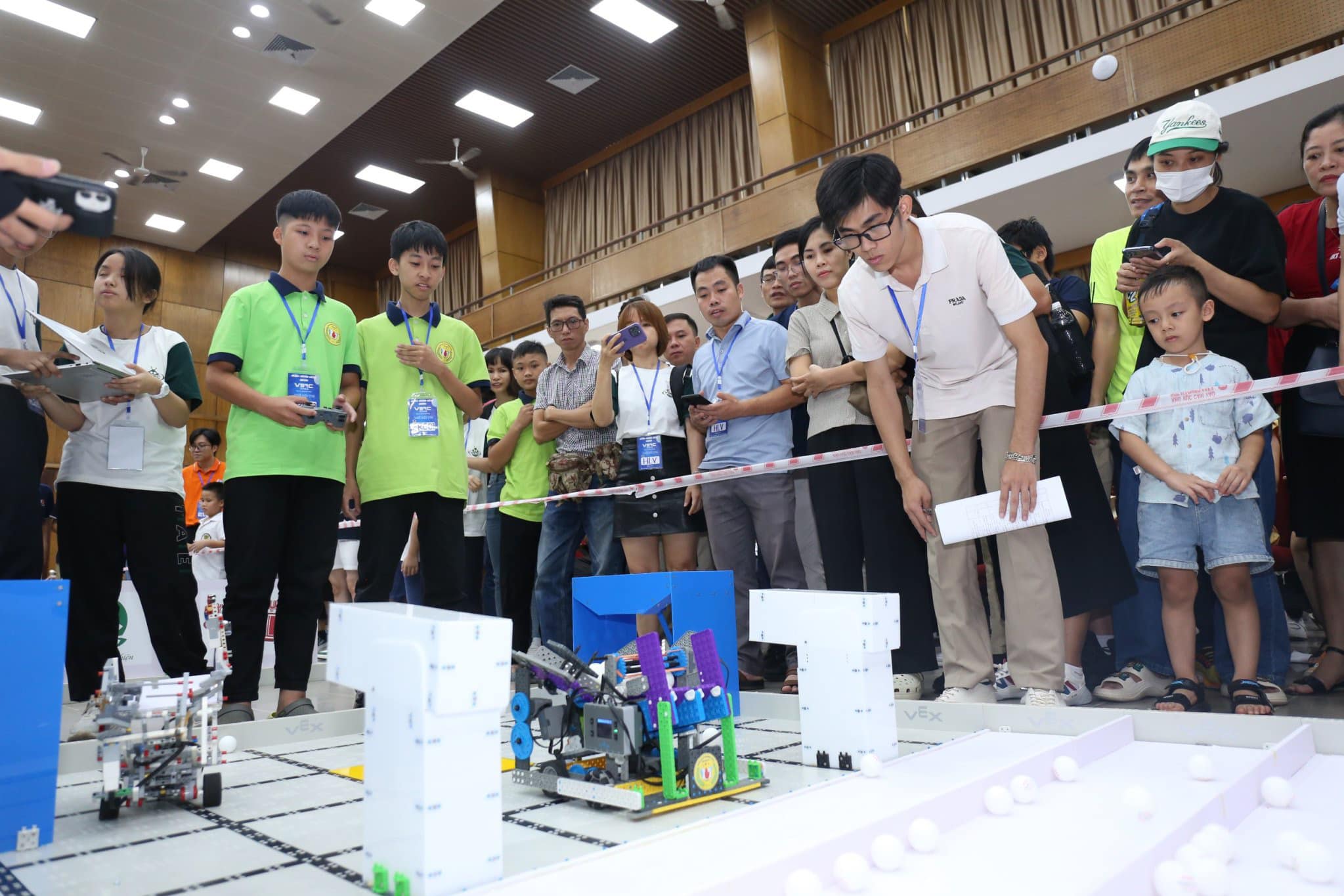 Tại hội trường C2, 96 đội thi đến từ 16 tỉnh thành trên cả nước tranh tài tại Giải vô địch STEM ROBOTICS Việt Nam 2023.