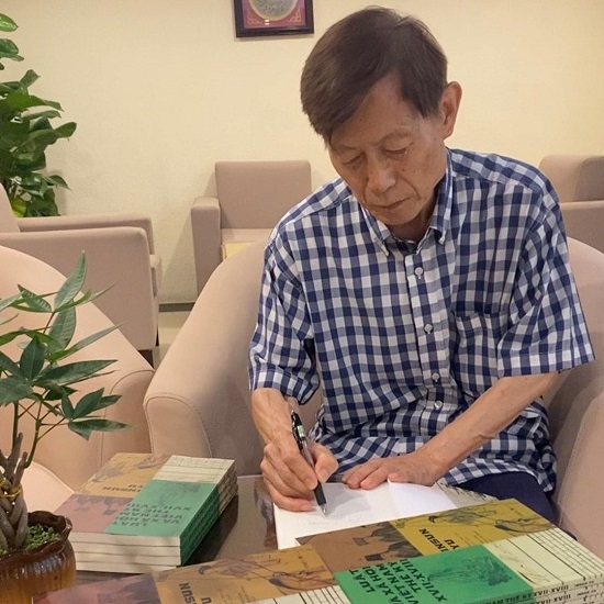 GS Yu Insun ký tặng sách hôm 13/9/2023 ở Hà Nội nhân dịp dự tọa đàm về tác phẩm của mình. Nguồn: Times
