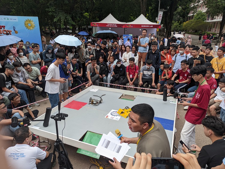 Nhóm học sinh Trường THPT Chương Mỹ A, Hà Nội, đang cố tìm hiểu vì sao robot của mình “thử kêu đốt tịt” tại vòng chung kết Giải vô địch STEM Robotics Việt Nam diễn ra trong khuôn khổ Ngày hội STEM Quốc gia 2023. Ảnh: TA