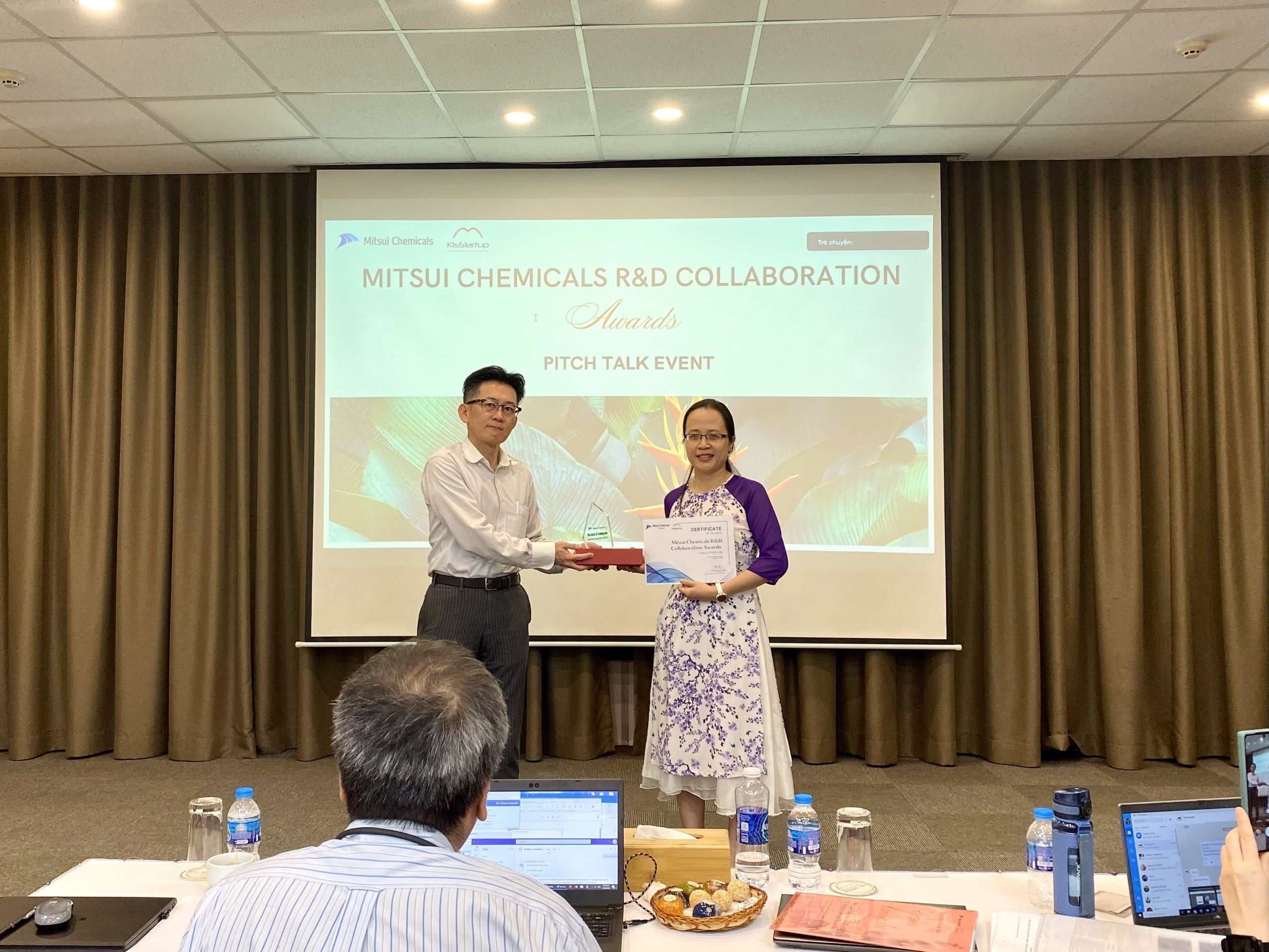 TS. Lê Thị Hiên (phải) nhận giải thưởng Mitsui Chemicals R&D Collaboration Award 2023. Ảnh: KisStartup