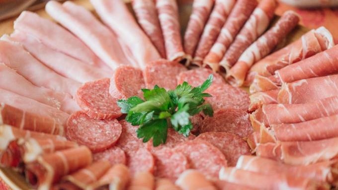 Thịt hun khói, xúc xích, giăm bông là những loại thịt đã qua chế biến, không tốt cho đường ruột. 