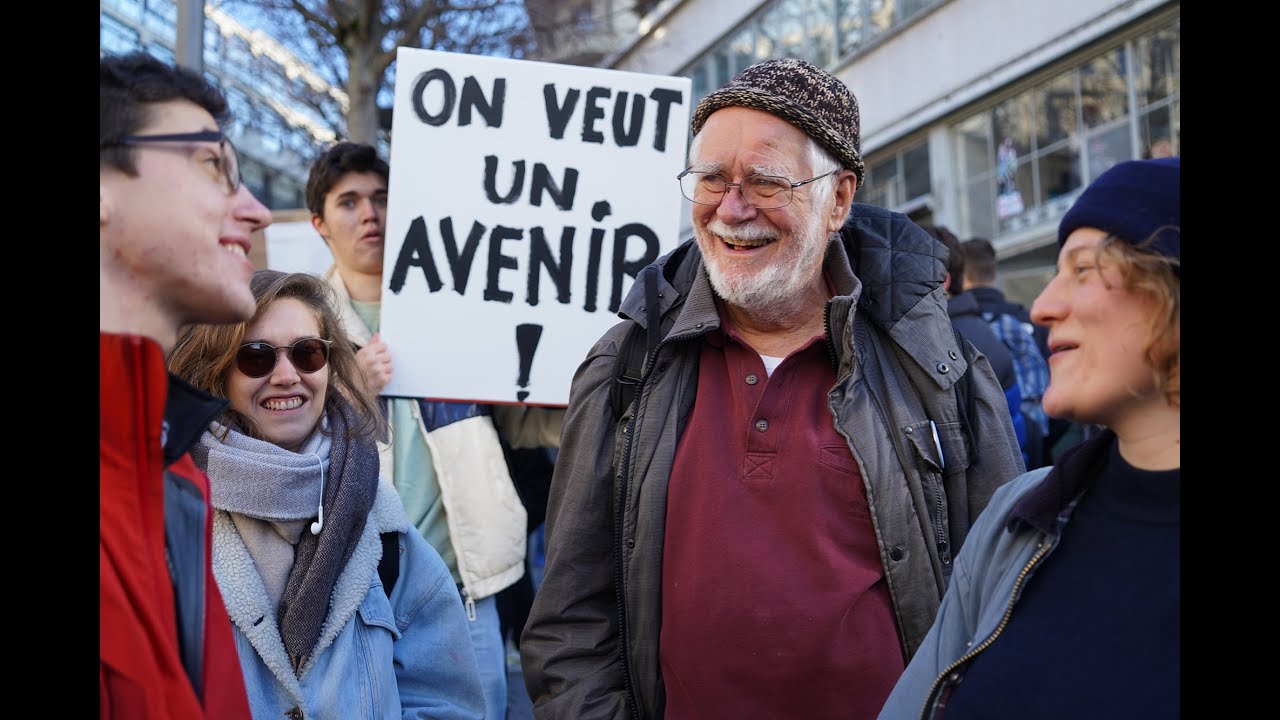 Nhà vật lý sinh học người Thụy Sĩ Jacques Dubochet - người đoạt giải Nobel Hóa học vào năm 2017 - đang trò chuyện với các bạn trẻ trong một cuộc biểu tình vì khí hậu. Ảnh: Le Temps
