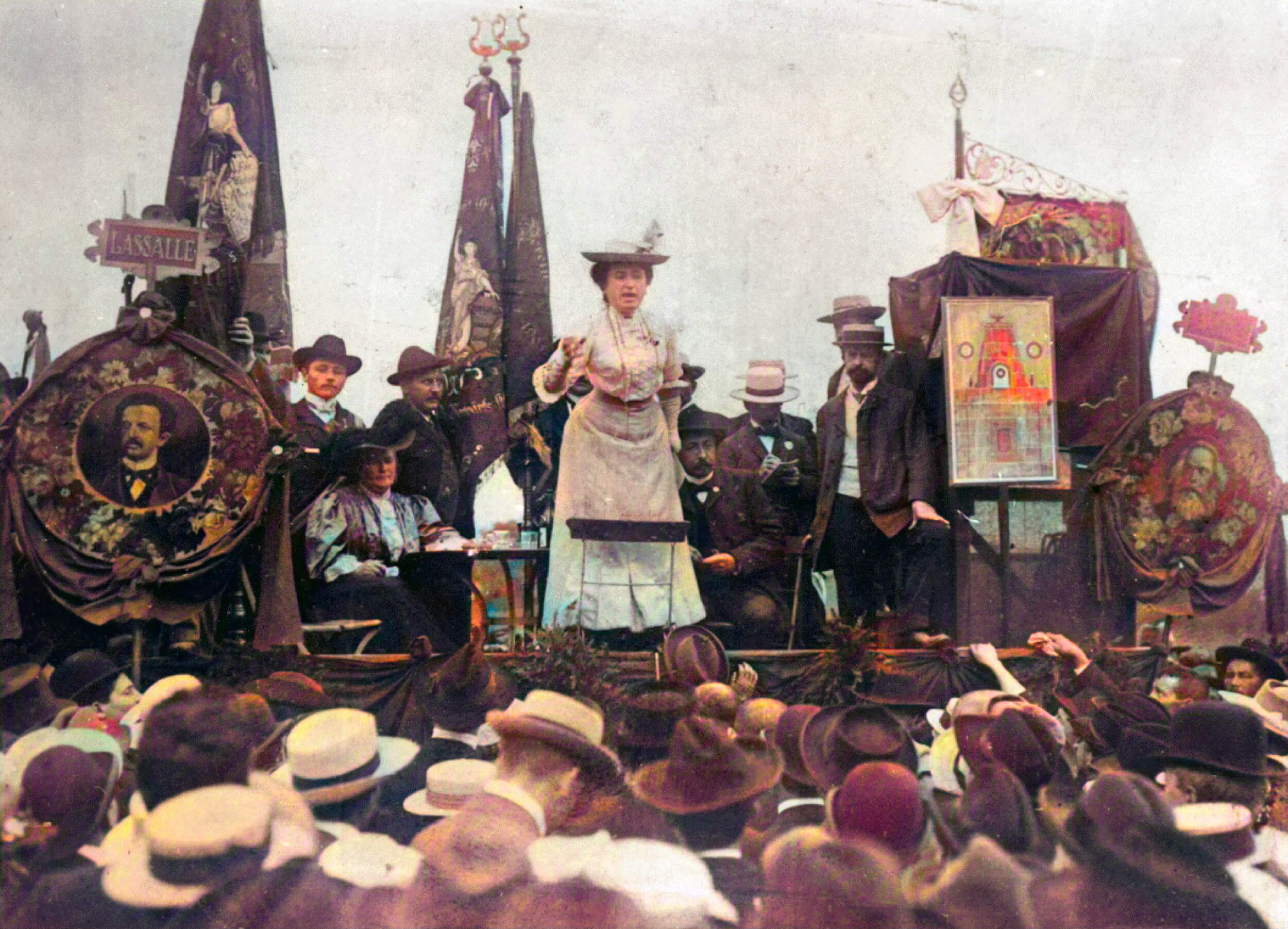 Rosa Luxemburg tại Hội nghị Quốc tế XHCN ở Stuttgart, năm 1907.