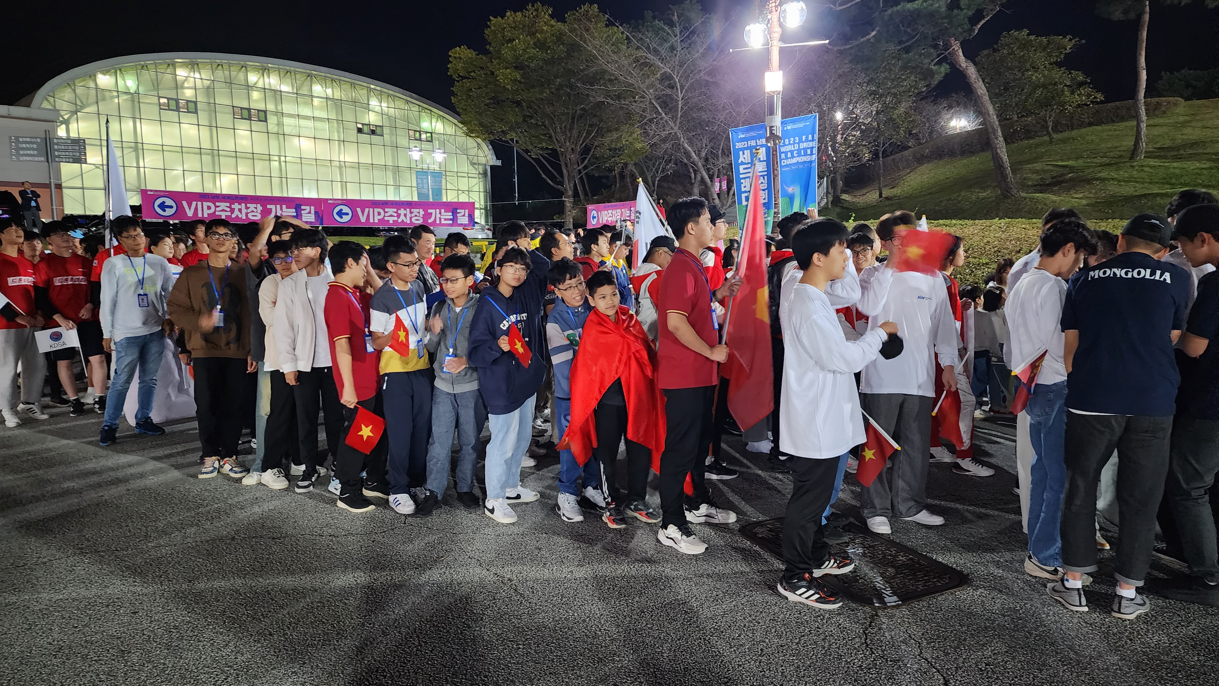 Đoàn Việt Nam tham gia diễu hành trong lễ khai mạc. Ảnh: S3
