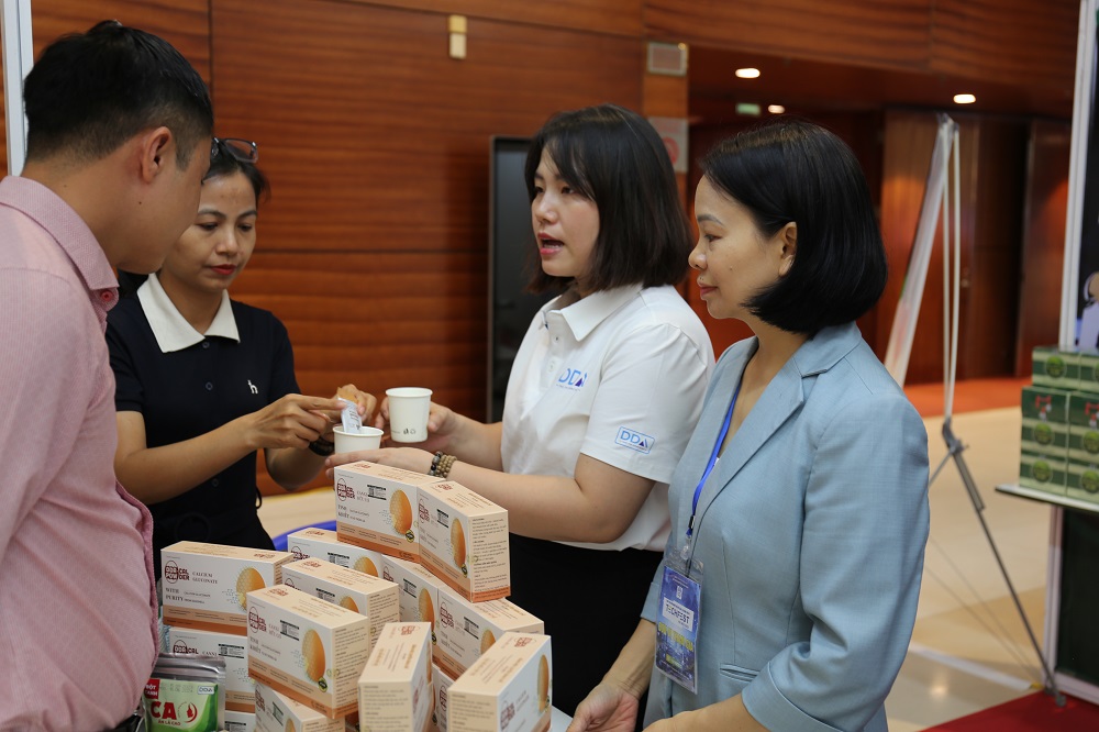 Chị Nguyễn Thị Ánh Nguyệt (phải) và các nhân viên công ty DDA giới thiệu sản phẩm canxi vỏ trứng tại Techfest Hà Nội 2023. Ảnh: Ngô Hà