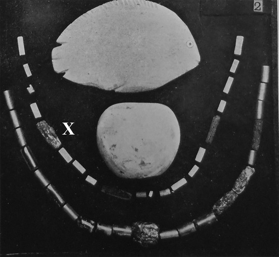 Chữ X đánh dấu hạt sắt trong chuỗi hạt khai quật ở Gerzeh. Nguồn: Bảo tàng Khảo cổ Ai Cập Petrie