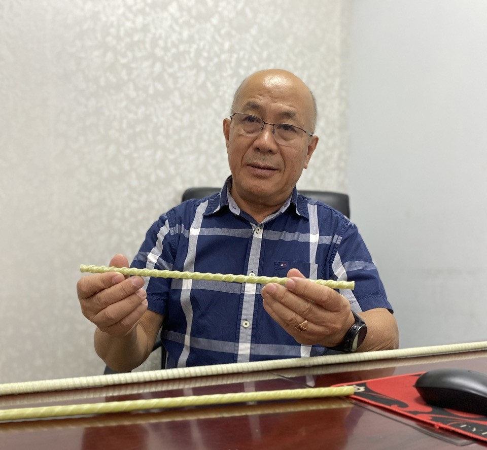 Th.S Nguyễn Văn Khánh giới thiệu về thanh polyme cốt sợi thủy tinh. Ảnh: N.K