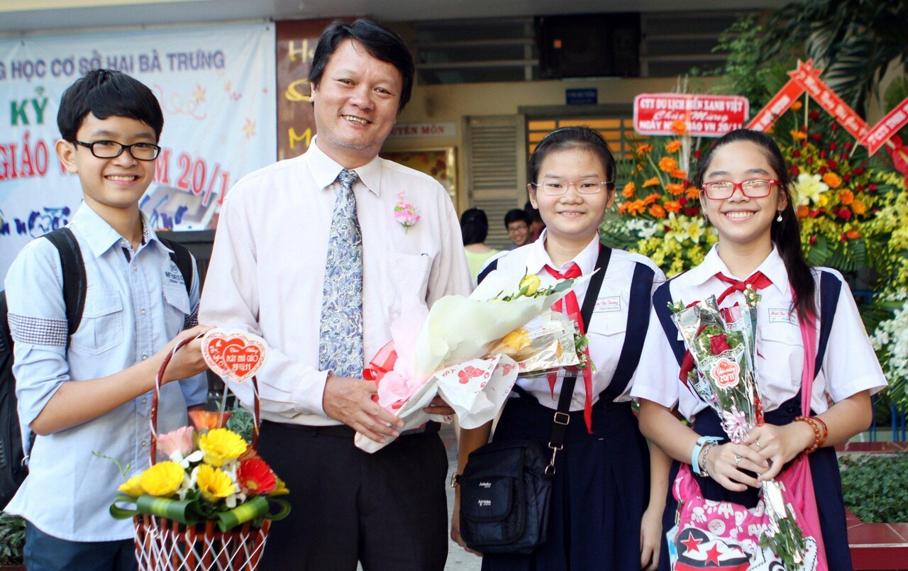 Học sinh Việt Nam chụp ảnh cùng giáo viên trong ngày 20/11 hằng năm. Nguồn: Alamy Stock Photo