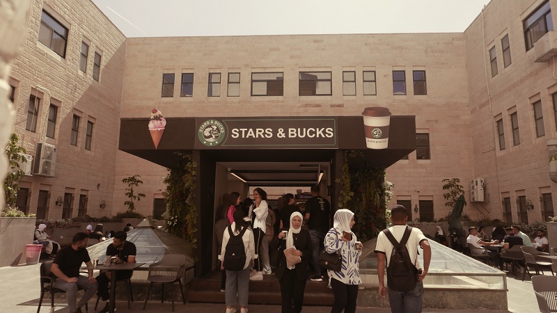 Cửa hàng Stars and Bucks trong khuôn viên ĐH Al-Quds, Đông Jerusalem. Đây là chuỗi café nổi tiếng ở Bờ Tây, nhái theo Starbucks. Ảnh: LAN