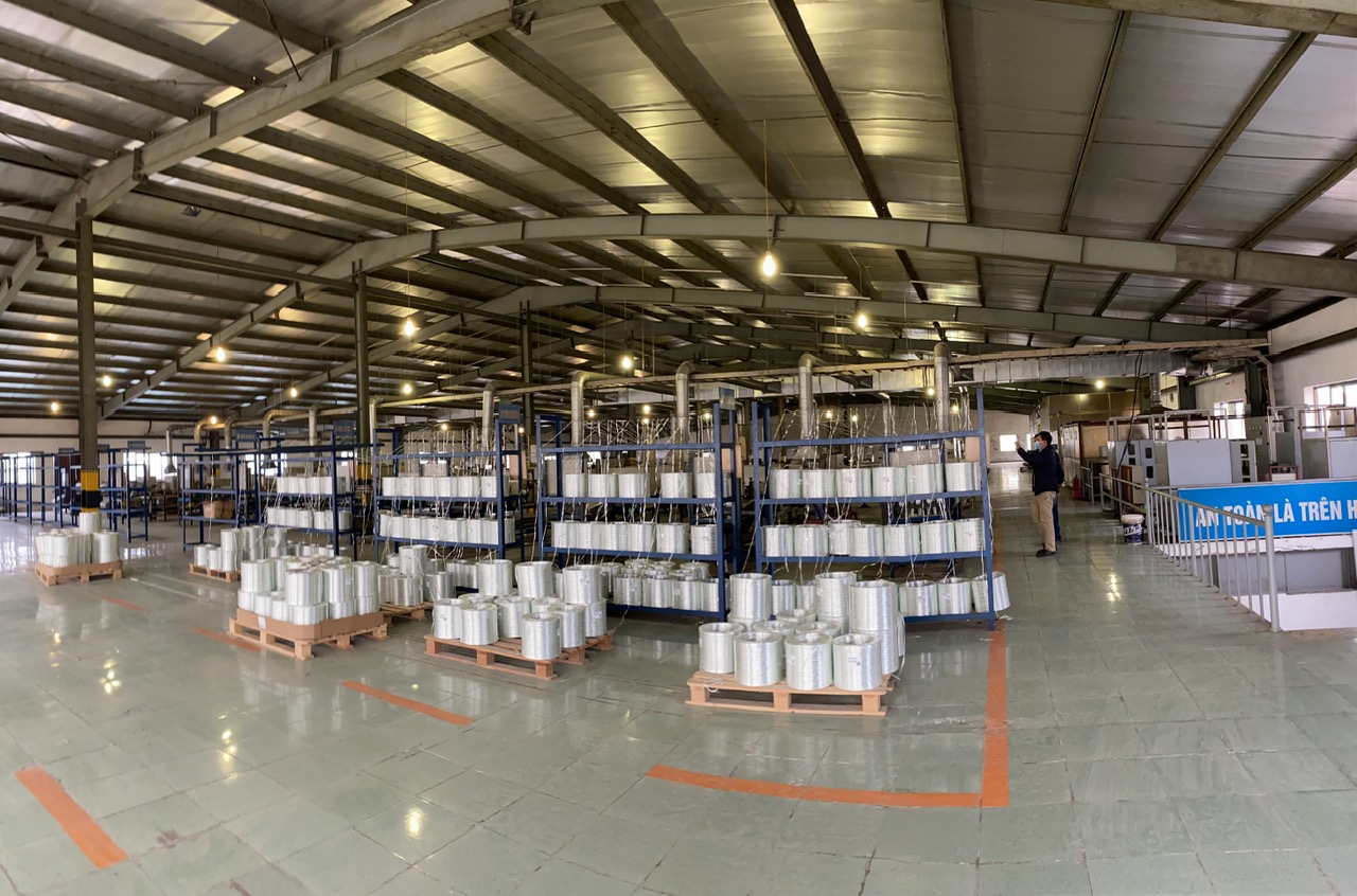 Dây chuyền sản xuất thanh polyme cốt sợi thủy tinh tại nhà máy Gia Lâm, Hà Nội. Ảnh: FRP Việt Nam