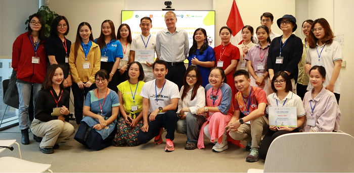 Đại sứ Đan Mạch tại Việt Nam Ông Nicolai Prytz cùng đại diện Live&Learn, đại diện Ban giám khảo và các nhóm_cá nhân đạt giải trong chiến dịch. Ảnh: Live&Learn