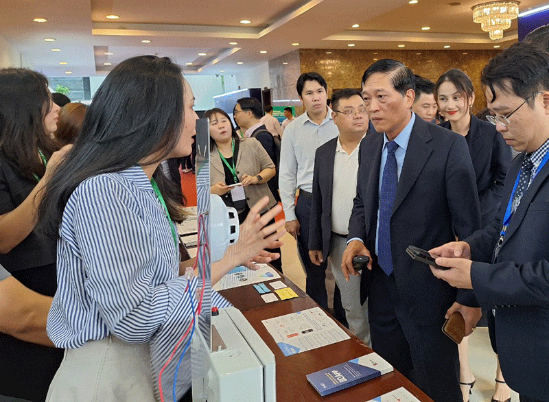 Nguyên Thứ trưởng Bộ KH&CN Trần Văn Tùng tham quan các gian hàng tại Triển lãm.  Ảnh: KA