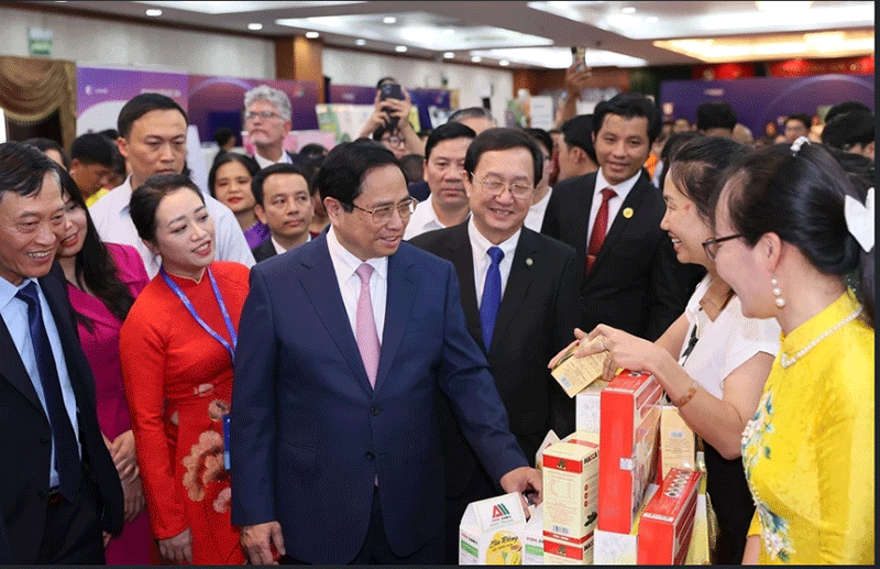 Thủ tướng Chính phủ Phạm Minh Chính và Bộ trưởng Bộ KH&CN Huỳnh Thành Đạt cùng lãnh đạo các bộ ngành, địa phương tham quan các gian hàng tại Triển lãm TECHFEST – WHISE 2023. Ảnh: DG
