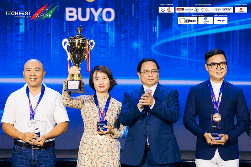Thủ tướng Phạm Minh Chính trao giải Nhất cho Cuộc thi Tìm kiếm tài năng KN ĐMST Quốc gia 2023. Ảnh: BTC