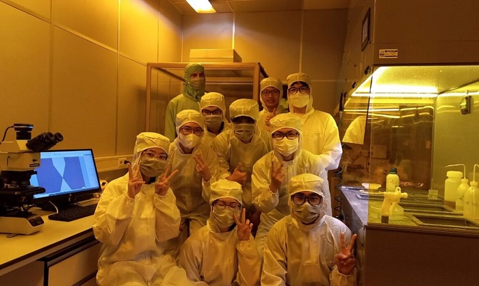 Một nhóm nghiên cứu bán dẫn làm việc trong phòng sạch của Đại học Bách khoa Hà Nội. Ảnh: HUST