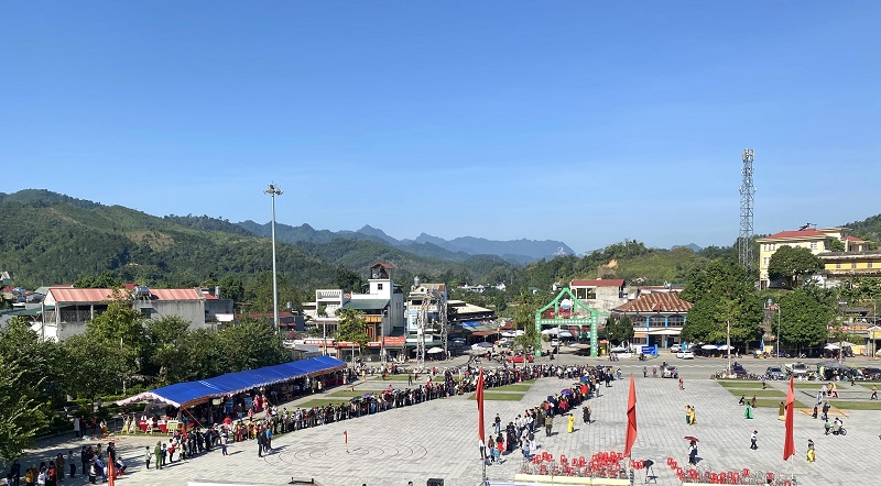 Hàng trăm khán giả tình cờ xếp thành hình chữ “V” trên quảng trường huyện Na Hang để xem thi đấu tên lửa nước trong Ngày hội STEM Na Hang 2023. Ảnh ĐHS