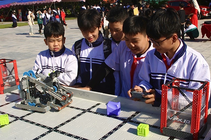 Học sinh trường THCS Thị trấn Na Hang tự tin biểu diễn robot VEX IQ trên sân thi đấu tiêu chuẩn kỹ thuật của giải Vô địch quốc gia robot VEX IQ 2024 Ngày hội STEM Na Hang 2023. Ảnh: Hải Yến