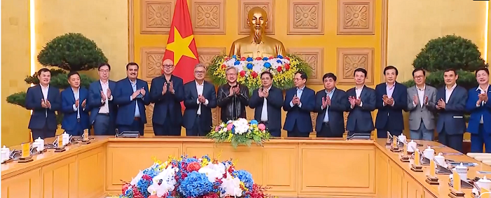 Ông Jensen Huang (áo đen, giữa) cùng lãnh đạo chính phủ Việt Nam trong cuộc gặp ngày 10/12/2023. Ảnh: chinhphu.vn