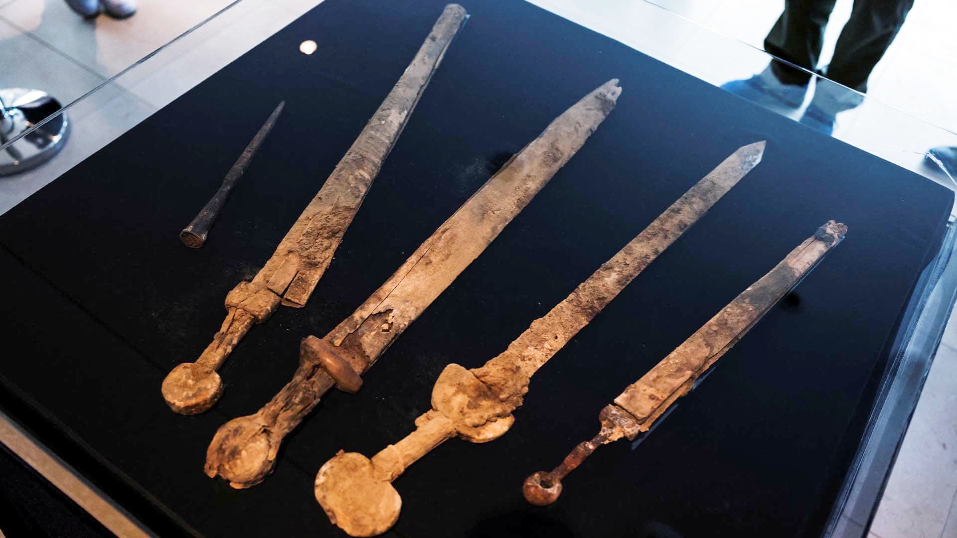 Bốn thanh kiếm cổ được khai quật trong hang động ở Israel. Ảnh: AP
