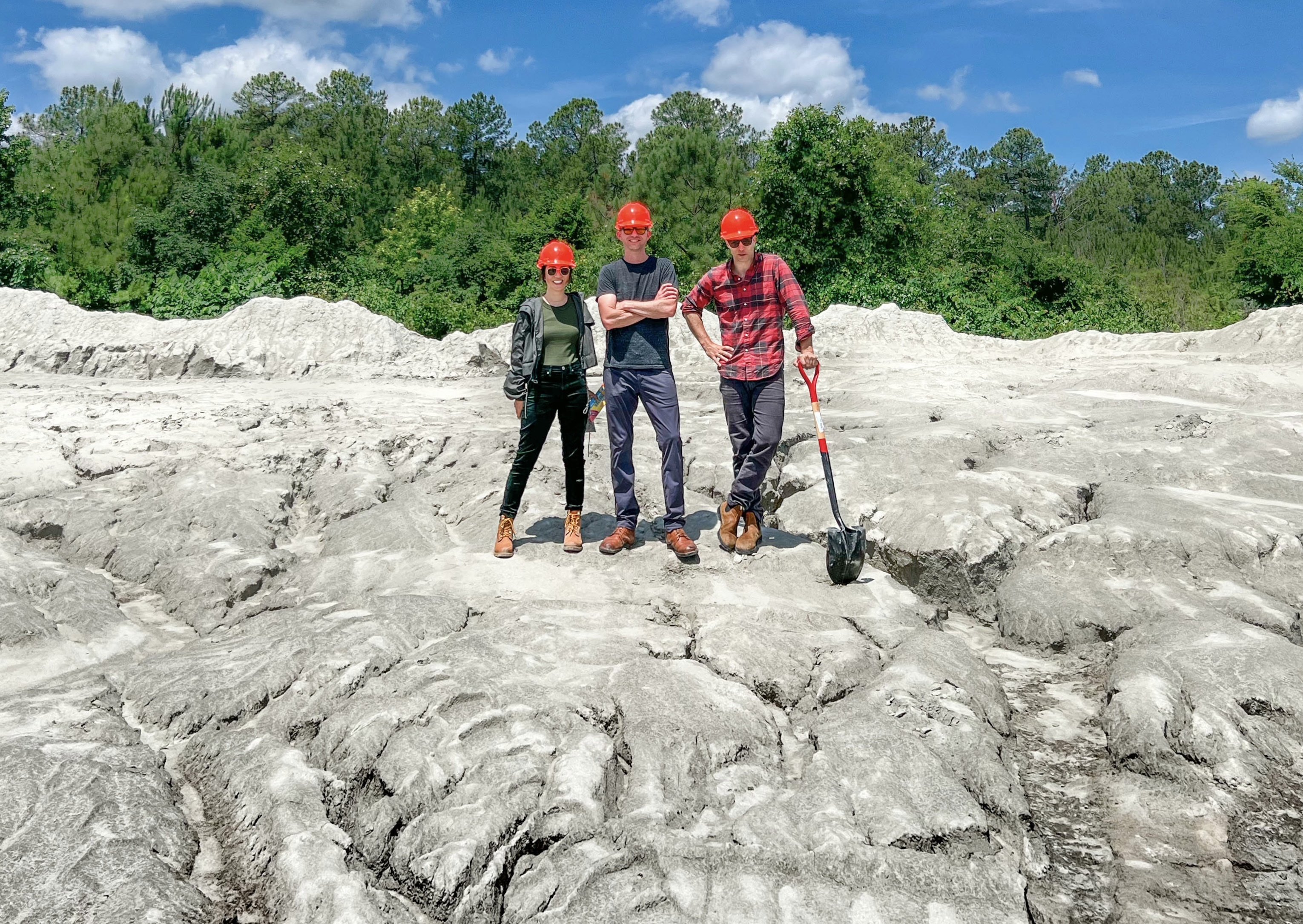 Những nhà đồng sáng lập Lithos đang xem xét các mẫu đá bazan. Từ trái sang phải: Mary Yap, Chris Reinhard và Noah Planavsky. Ảnh: Lithus Carbon