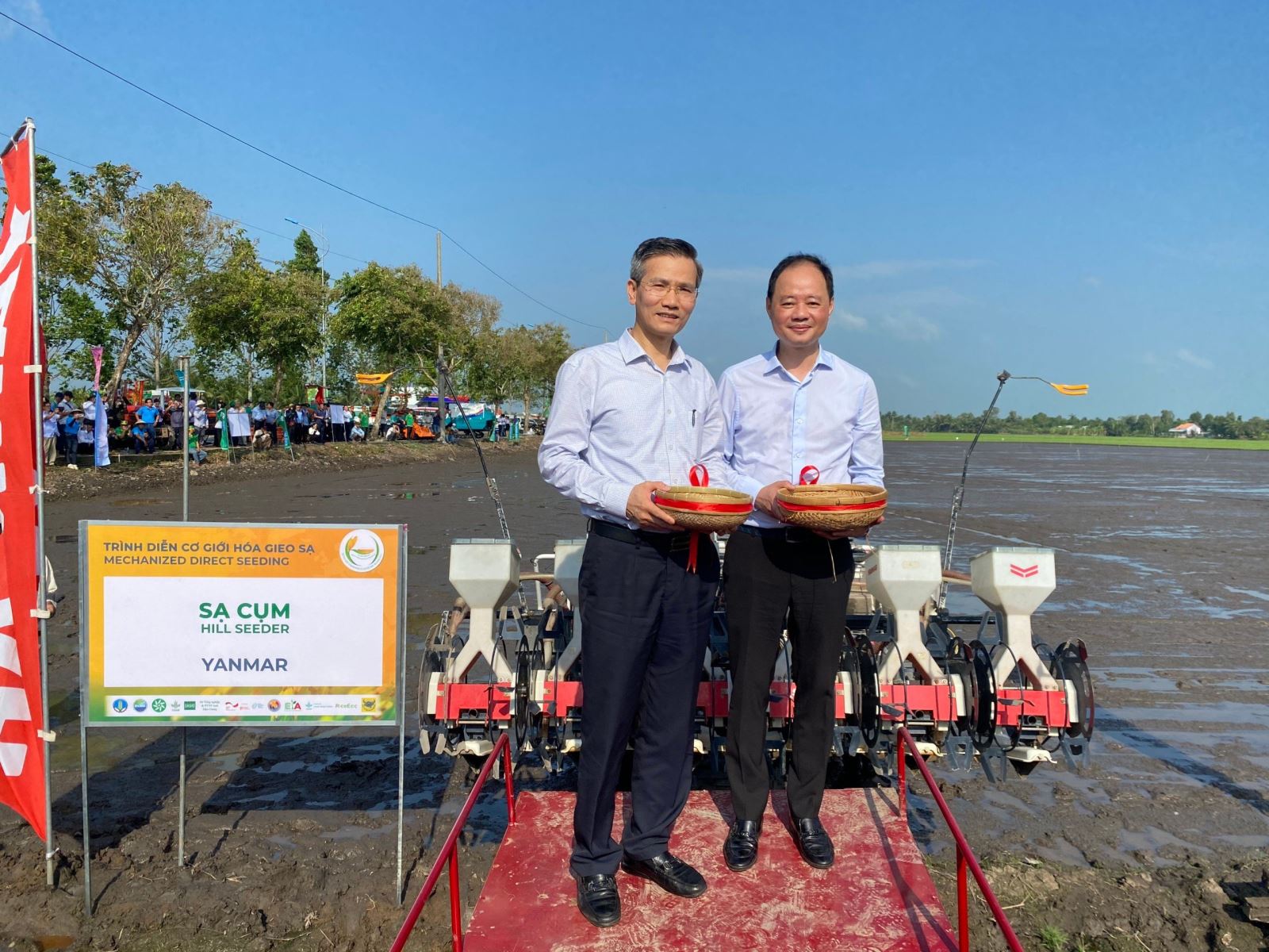 Thứ trưởng Bộ KH&CN Trần Hồng Thái và Phó Chủ nhiệm VPCP Cao Huy đổ thóc mầm vào máy gieo sạ, thực hiện nghi thức phát động triển khai Đề án. Nguồn: MOST