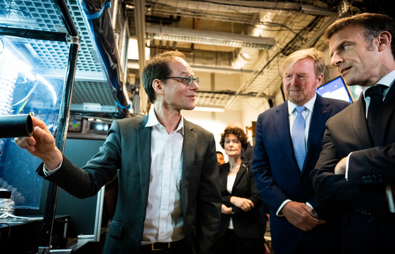 Tổng thống Pháp Emmanuel Macron và vua Willem-Alexander của Hà Lan đi thăm phòng thí nghiệm công nghệ lượng tử Delta của Hà Lan.