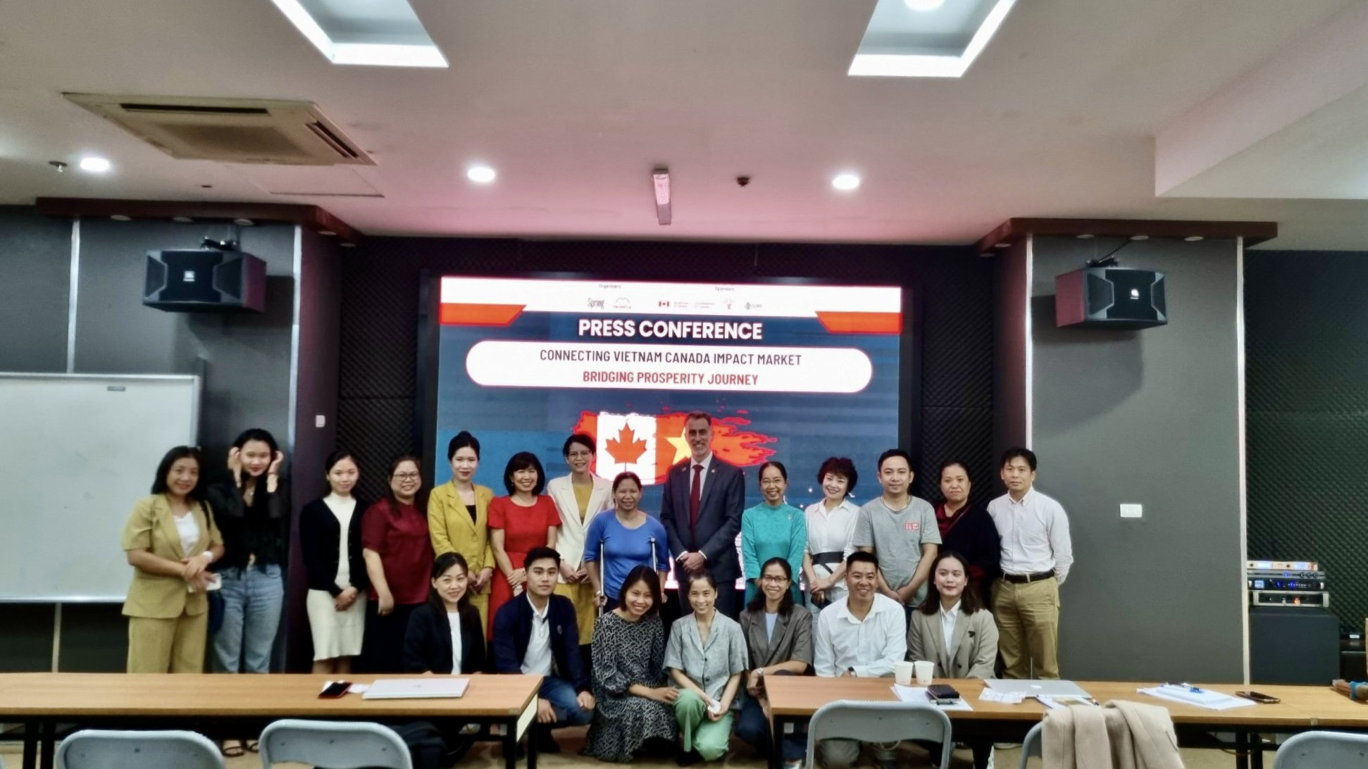 Các doanh nghiệp tham dự Diễn đàn trao đổi tác động Vietnam - Canada Impact Exchange ngày 15/12 tại Hà Nội. Ảnh: KisStartup