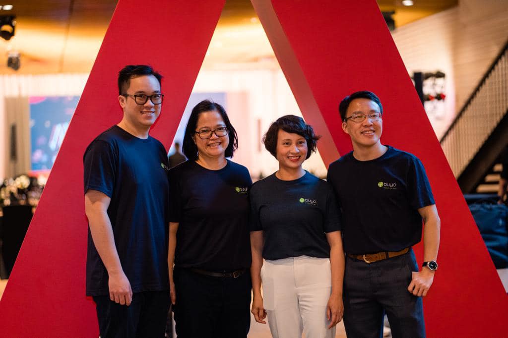 Bà Đỗ Hồng Hạnh (thứ hai, bên phải) và các đồng sáng lập tại sự kiện Demo Day của Antler Việt Nam - một trong những nhà đầu tư sớm vào dự án nhựa sinh học của công ty. Ảnh: Buyo Plastics, 2/2023