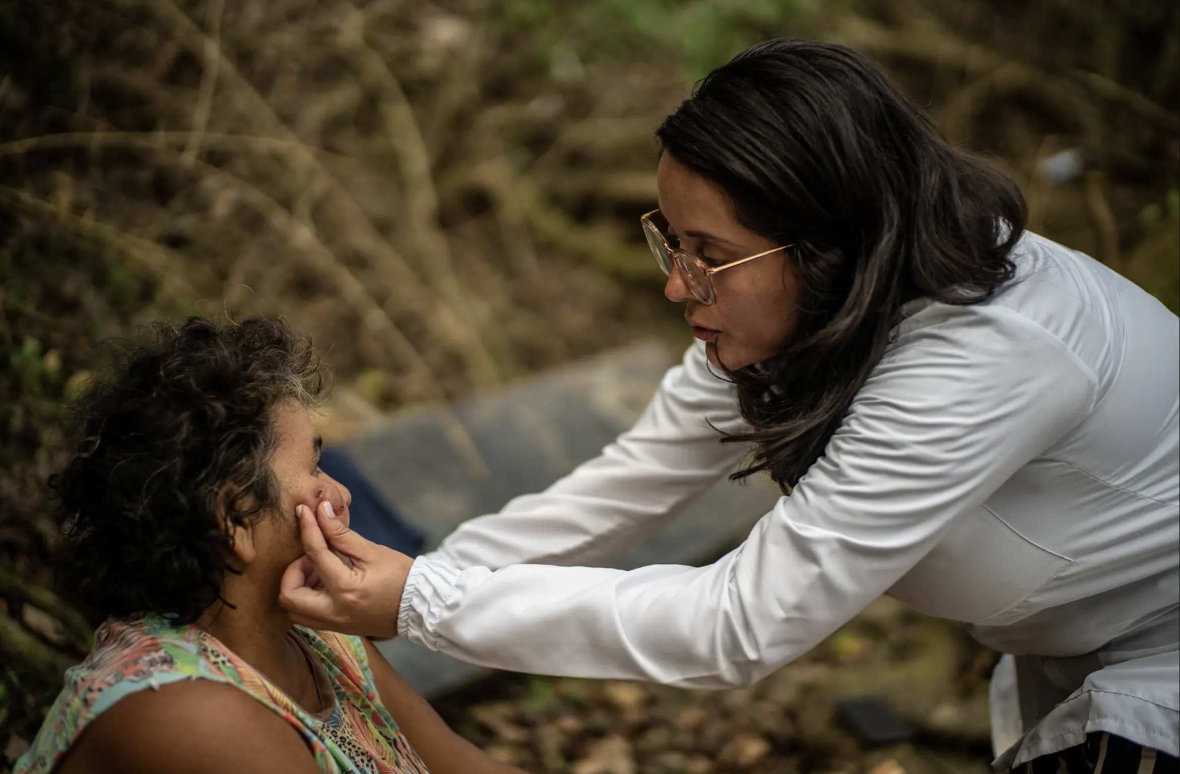 Bác sĩ Quintero kiểm tra vết thương cho bà María de las Mercedes González, một thợ đãi vàng trên sông Cauca. Ảnh: Federico Rios / The New York Times