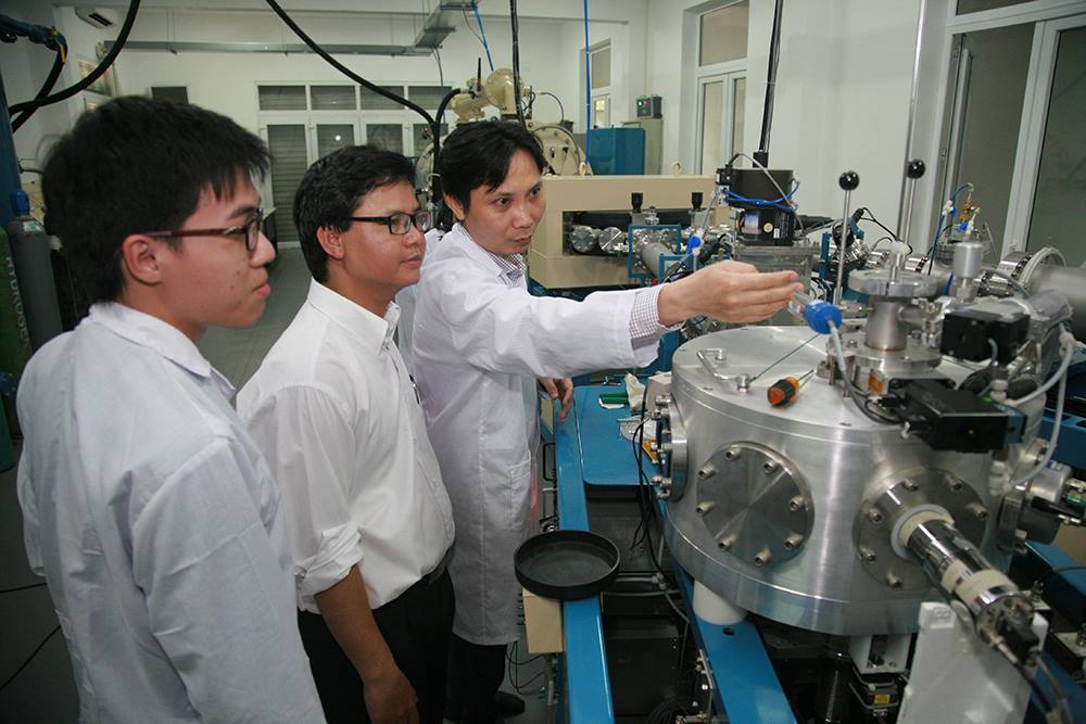 Các nhà khoa học thuộc Phòng thí nghiệm máy gia tốc, Đại học Quốc gia Hà Nội đang giới thiệu quy trình vận hành máy gia tốc tĩnh điện hiện đại, lần đầu tiên lắp đặt tại Việt Nam. Ảnh : vnu.edu.vn