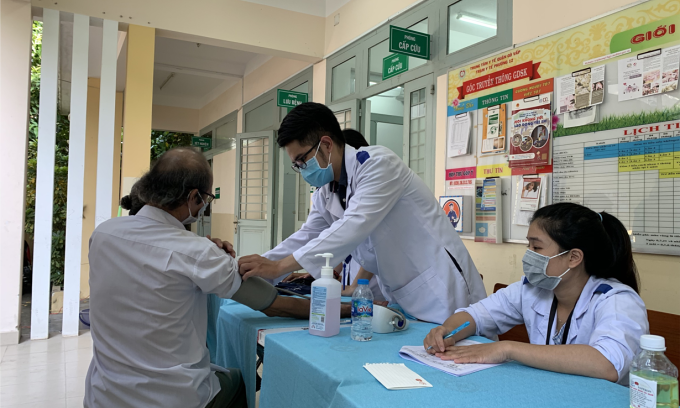 Bác sĩ khám bệnh lao cho người dân tại Trung tâm y tế quận Gò Vấp, TP.HCM. Việt Nam đang nỗ lực thực hiện mục tiêu chấm dứt bệnh lao vào năm 2030. Ảnh: Trung tâm y tế Gò Vấp.