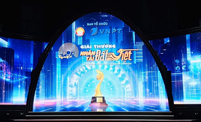 Lễ trao Giải thưởng Nhân tài Đất Việt năm 2023 được tổ chức tối 20/12 tại Nhà hát lớn Hà Nội. Ảnh: NTĐV