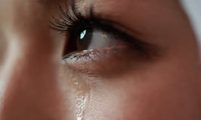 Nghiên cứu trước đây cho thấy việc hít nước mắt phụ nữ sẽ làm giảm lượng testosterone ở nam giới. Ảnh: RunPhoto/Getty Images