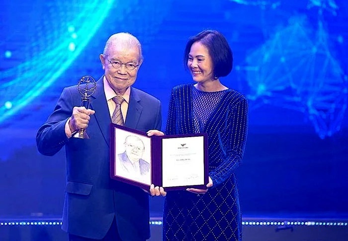 Giáo sư Võ Tòng Xuân tại lễ trao Giải thưởng Khoa học, Công nghệ thường niên toàn cầu VinFuture năm 2023. Ảnh: VTC