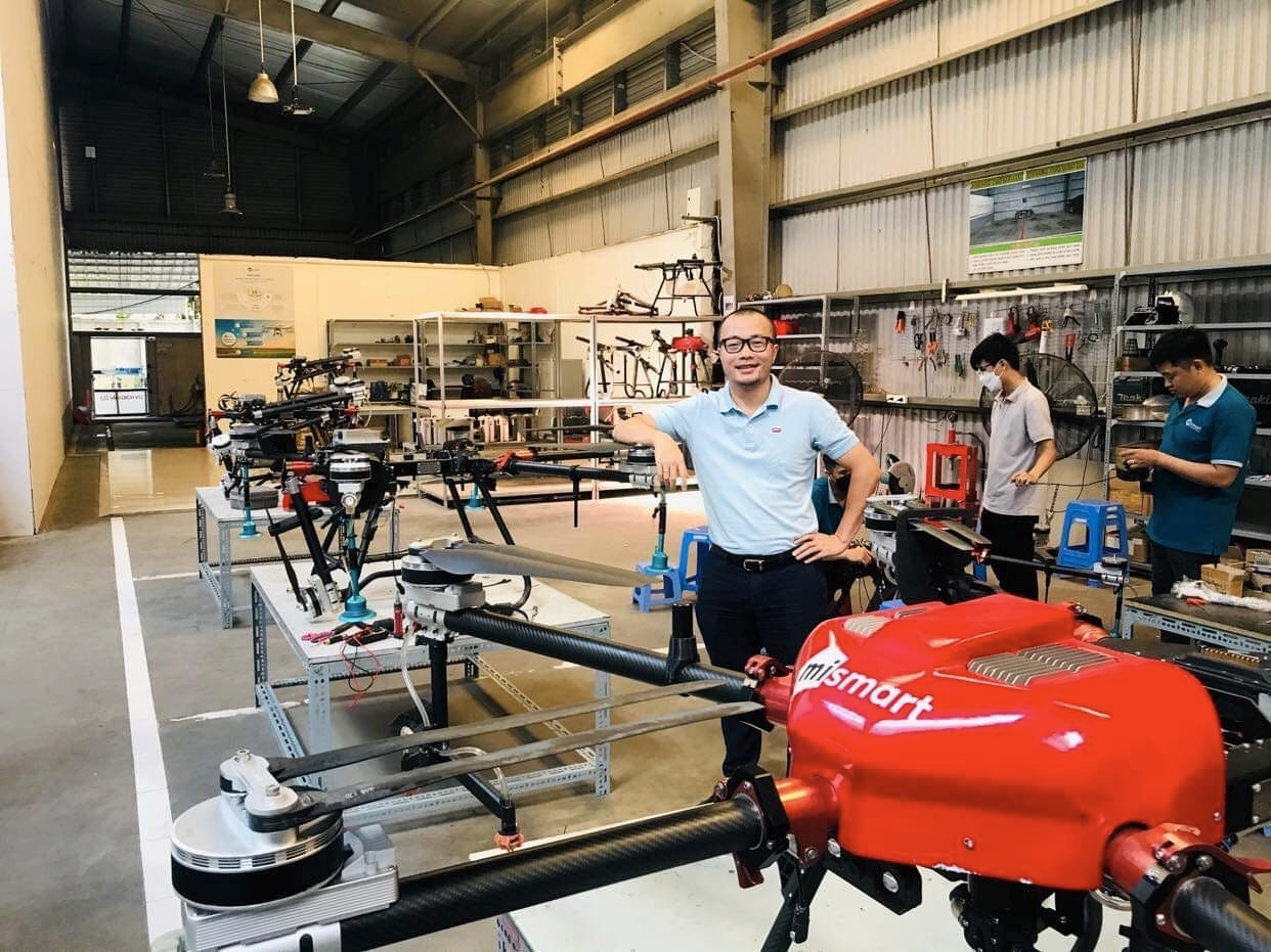 Anh Trần Thiên Phương tại xưởng sản xuất máy bay UAV công suất 150 chiếc/tháng: Ảnh: MiSmart