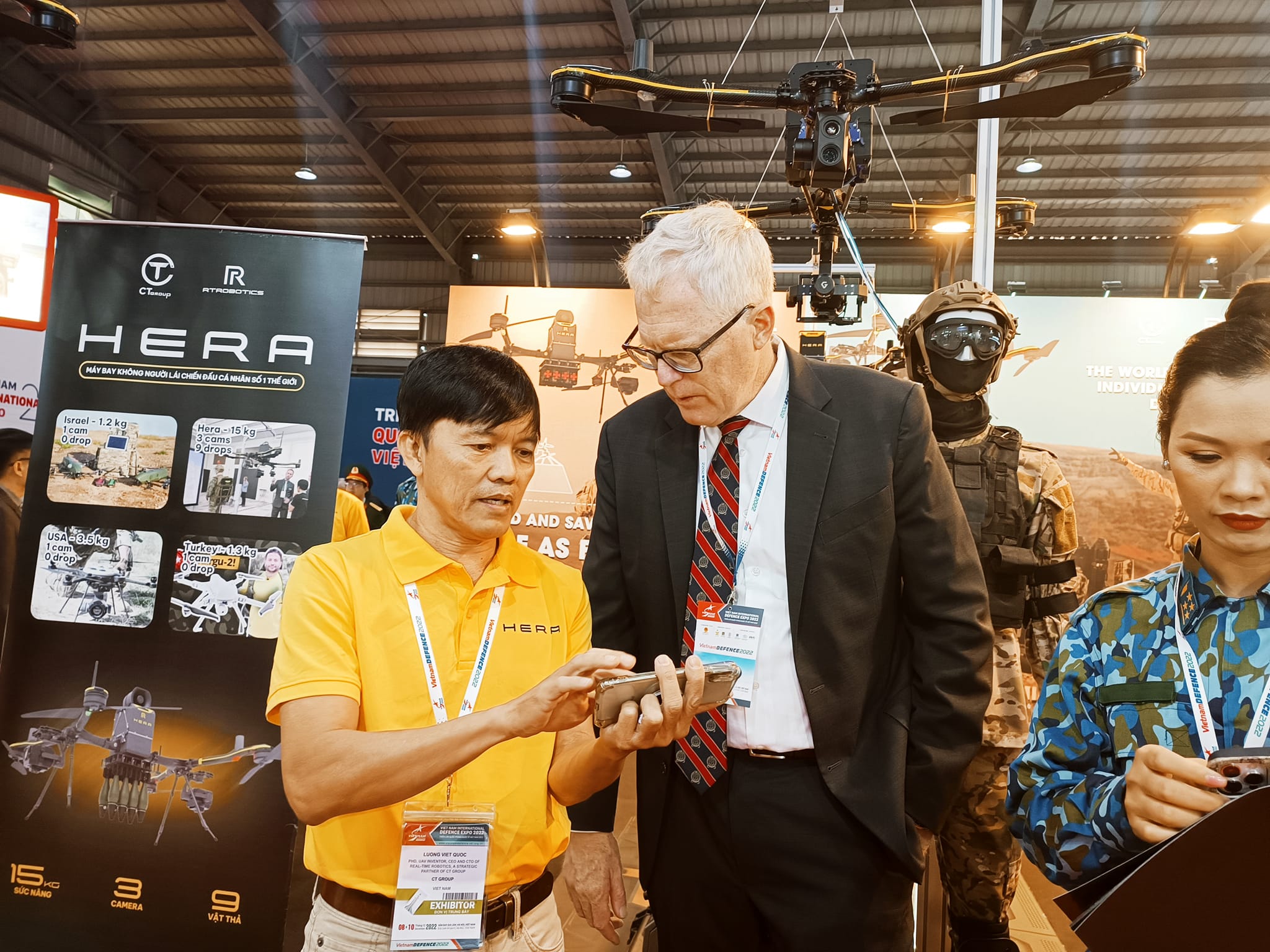TS. Lương Việt Quốc tại Triển lãm Quốc phòng Quốc tế Việt Nam năm 2022. Ảnh: Realtime Robotics