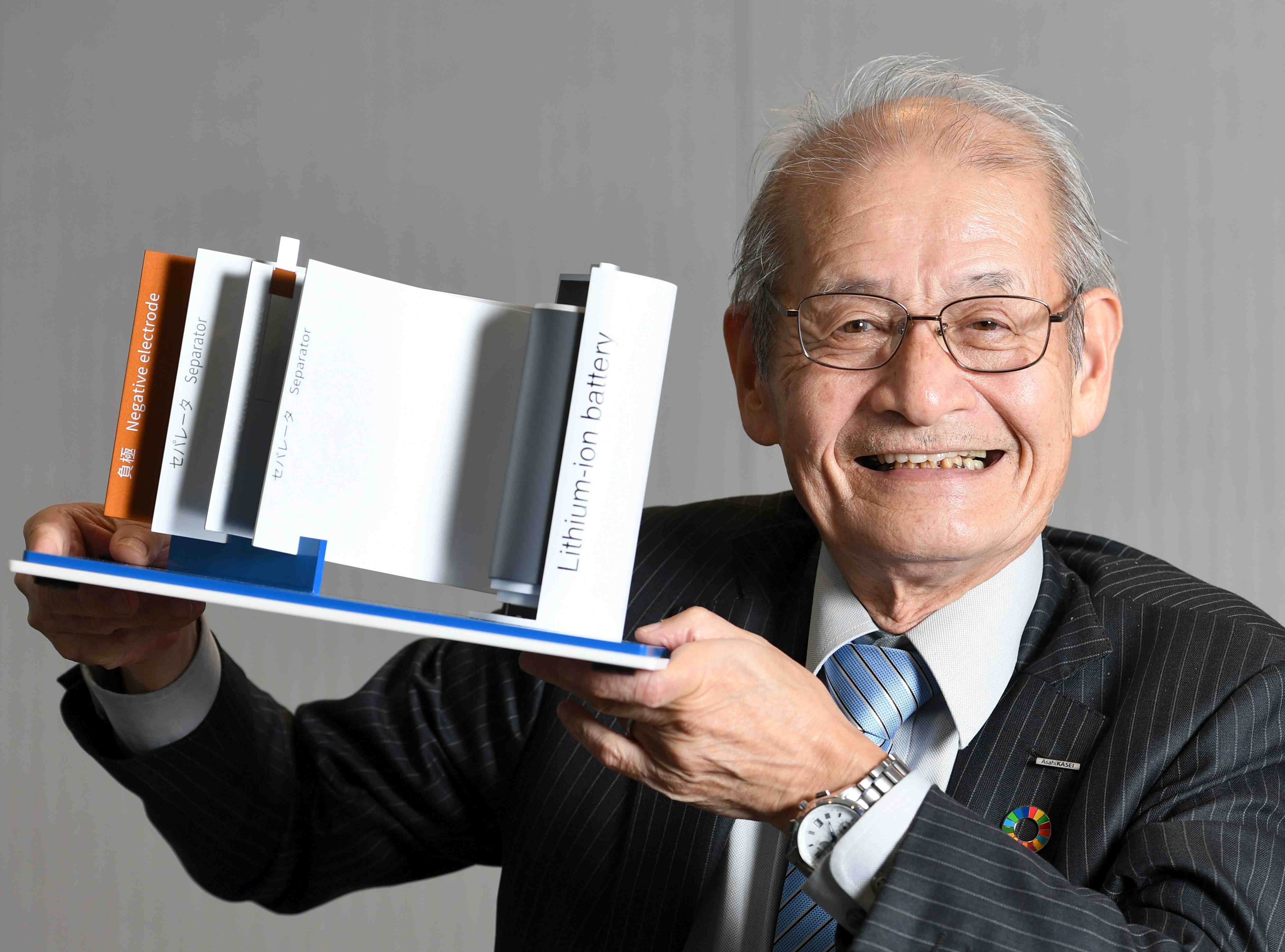 GS. Akira Yoshino (Tập đoàn Asahi Kasei và Đại học Meijo, Nhật Bản) nhận Giải thưởng chính của VinFuture năm nay cho công trình phát triển muội than (carbon black) làm cực âm trong pin Lithium ion. Ông là một trong ba người nhận giải Nobel Hóa học 2019. Ảnh: Japan Forward