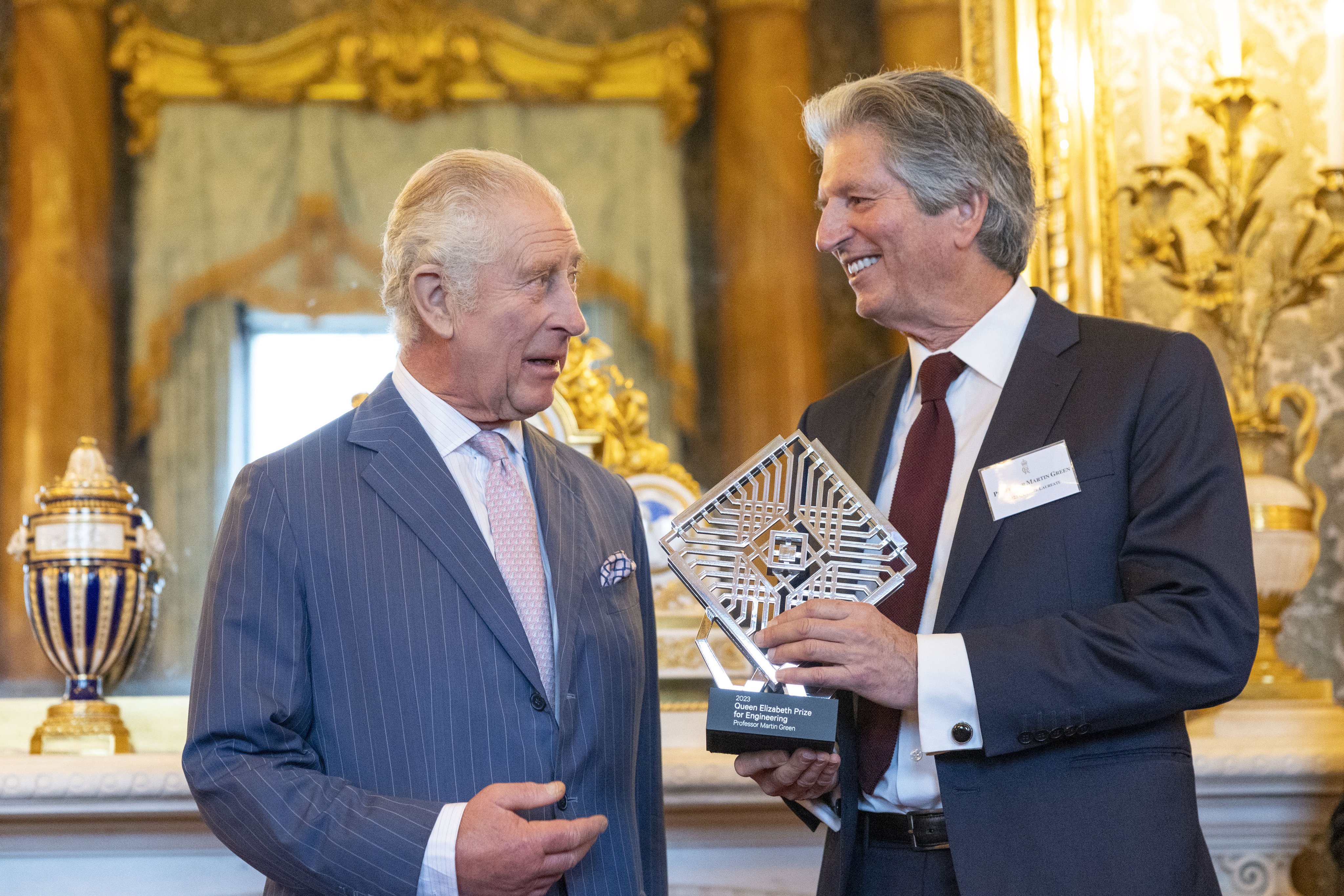 Vua Charles III (bên trái) trao cho GS. Martin Andrew Green (Đại học New South Wales, Úc) Giải thưởng Sáng kiến Kỹ thuật từ Nữ Hoàng Anh Queen Elizabeth tại cung điện Buckingham. GS. Green vừa nhận Giải thưởng chính của VinFuture năm nay. Ảnh: Queen Elizabeth Prize For Engineering