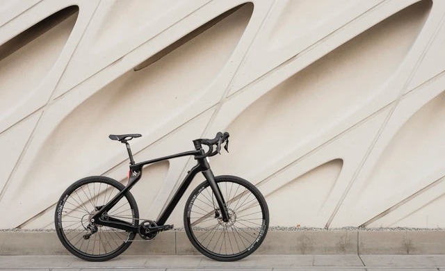 Mẫu xe đạp in 3D nguyên khối carbon Superstrata. Ảnh: Arevo